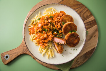 Jägerschnitzel nach DDR GDR Rezept mit Jagdwurst paniert, Makkaroni Penne Nudeln, Tomatensoße,...