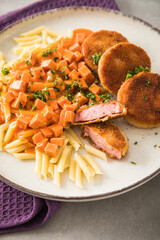 Jägerschnitzel nach DDR GDR Rezept mit Jagdwurst paniert, Makkaroni Penne Nudeln, Tomatensoße,...