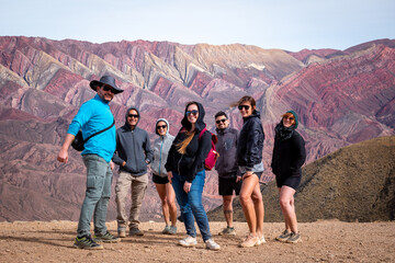 Grupo de amigos disfrutando del Hornocal, en la Provincia de Jujuy, Argentina