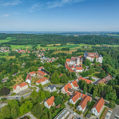 Fototapeta na wymiar Ausblick auf die Gemeinde und Schloss Wolfegg im Württembergischen Allgäu