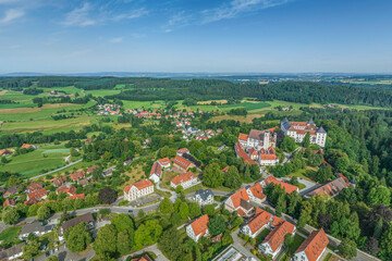 Ausblick auf Wolfegg mit Renaissance-Schloss und Automuseum im Württembergischen Allgäu