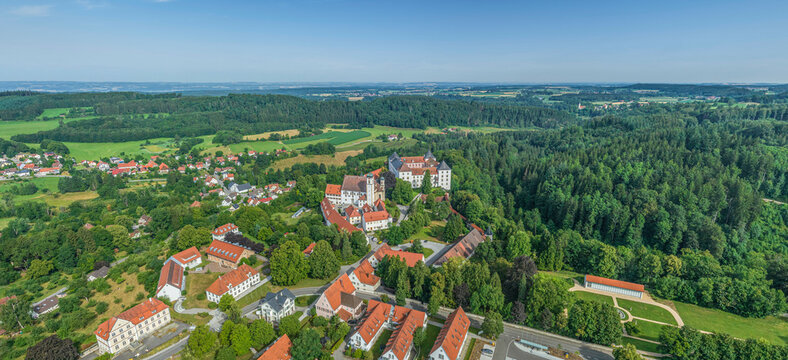 Panoramablick auf Wolfegg an der Oberschw&auml;bischen Barockstra&szlig;e