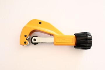 Metal pipe cushion with circular blade