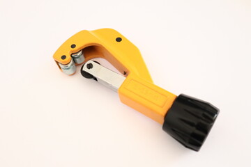 Metal pipe cushion with circular blade