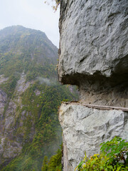 黒部渓谷下ノ廊下の断崖絶壁の大太鼓の写真