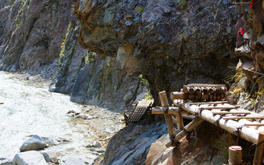 黒部渓谷下ノ廊下の断崖絶壁に作られた道の写真