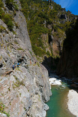 黒部渓谷下ノ廊下の断崖絶壁に作られた道の写真