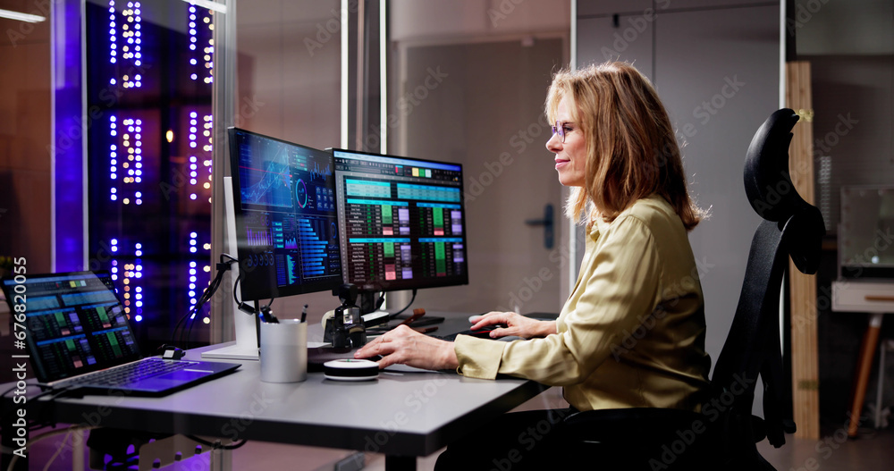 Leinwandbilder computer analyst looking at data for analytic analytics