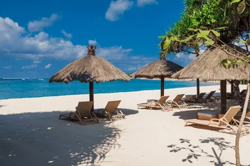 Crédence de cuisine en verre imprimé Le Morne, Maurice Chairs and umbrellas at beach with ocean. Holiday banner