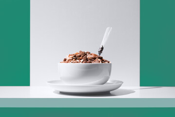 Cereal de granola muesli en un tazón blanco con cuchara sobre fondo verde