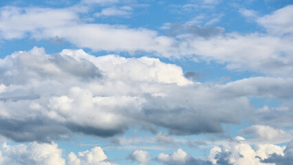 Chmury na błękitnym niebie, stratus, comulus, cumulonimbus.