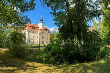 Fototapeta na wymiar Das Schloss Vetschau mit einem Teil des Schlossparks