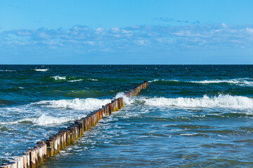 Buhnen und Wellen an der Ostseeküste in Zingst auf dem Fischland-Darß