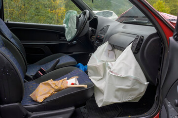 Fahrer- und Beifahrer-Airbags haben sich entfaltet