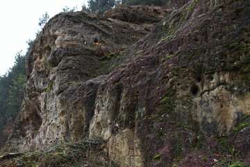 Skały piaskowca byłej kopalni piasku kwarcowego