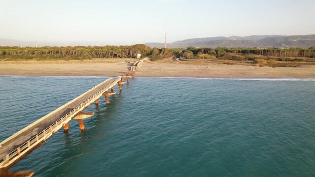 The 670 meter structure was built in the 70s. Symbol of the degradation and abandonment of the area, today it has definitively collapsed in the initial part, sinking into the sea shore of the Gulf of 