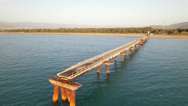 The 670 meter structure was built in the 70s. Symbol of the degradation and abandonment of the area, today it has definitively collapsed in the initial part, sinking into the sea shore of the Gulf of 