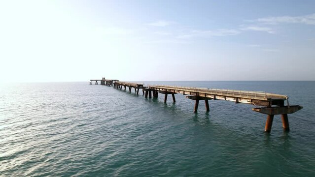 The 670 meter structure was built in the 70s. Symbol of the degradation and abandonment of the area, today it has definitively collapsed in the initial part, sinking into the sea shore of the Gulf of 