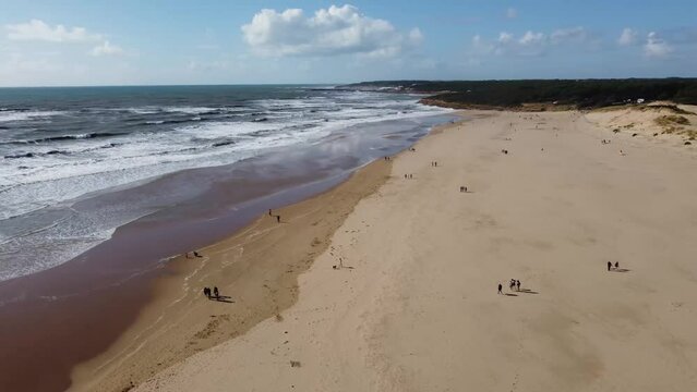 Plage touristique peu de monde avec vue sur la mer