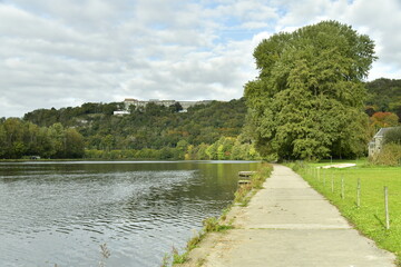 Chemin entre la Meuse et le gazon &agrave; Godinne