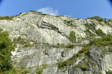 Falaise de calcaire imposante en contrebas du point de vue du Belvédère à Lustin 