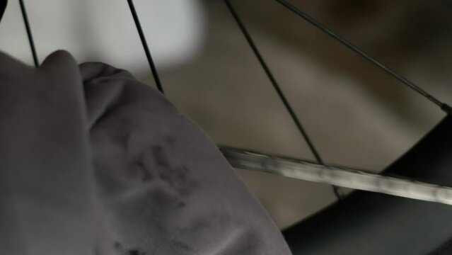 Reinigen einer Fahrradkette mit einem Fussel freien Tuch w&auml;hrend Wartungsarbeiten.