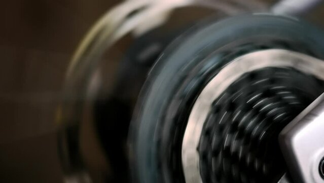 Die G&auml;nge einer Fahrrad Kettenschaltung werden zum Funktionstest nach Wartungsarbeiten geschaltet.