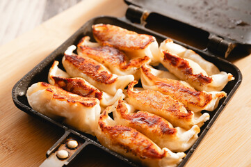 ホットサンドメーカーで焼いた餃子