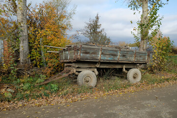 Fototapeta na wymiar old cart in a countryside