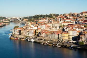 Fototapeta na wymiar Centro histórico do Porto, da Ponte da Arrábida à Praça da Ribeira