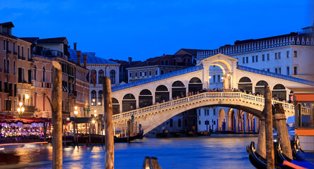Fototapeta na wymiar Rialto Bridge illuminated at dusk in Venice, Italy