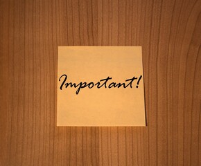 Post-it note Important! wooden background