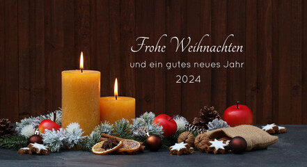 Weihnachtskarte: Rustikale Weihnachtsdekoration Tannenzweige, Kerzen, Äpfeln, Zimtstangen und Nüssen vor einer Holzwand dekoriert. Mit dem Text Frohe Weihnachten und ein gutes neues Jahr 2024.