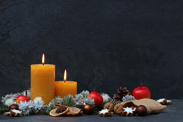 Weihnachtsdekoaration mit gelben Kerzen, Weihnachtsschmuck und Textfreiraum.