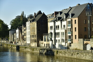 L'architecture typique et ancien des bâtiments longeant la Sambre au centre historique de Namur 