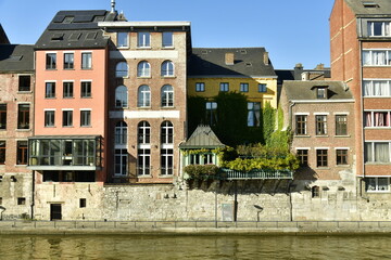 L'architecture typique et ancien des bâtiments longeant la Sambre au centre historique de Namur 
