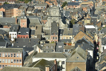 Fototapeta premium L'architecture archaïque de bâtiments de différentes époques du centre historique de Namur 