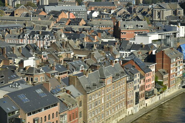 Obraz premium L'architecture archaïque de bâtiments de différentes époques du centre historique de Namur 