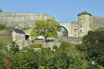 Le pont en arcade reliant les deux parties fortifiées de la citadelle au sommet d'une colline...
