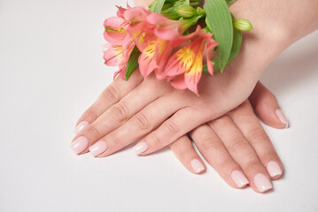 Obraz na płótnie Canvas Gentle manicure of natural pink color and flower
