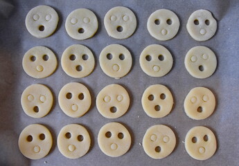 Rohlinge für Hildabrötchen auf einem Blech