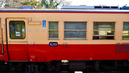 小湊鉄道月崎駅に停車する車両 - obrazy, fototapety, plakaty