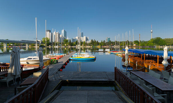 Boote am Steg, Ufertaverne, Segelschule Hofbauer, Alte Donau, Donaustadt, Kaiserm&uuml;hlen, 22. Bezirk Donaustadt, Wien, &Ouml;sterreich