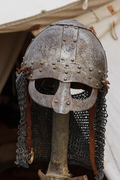 Wikingerhelm mit Nasenschutz und Nacken  Kettenschutz.