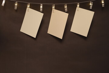 Kartka papierowa zawieszona na łańcuchu świetlnym z klamerkami  - obrazy, fototapety, plakaty