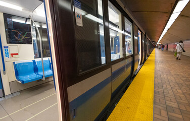 Wagon de métro et quai d'attente