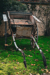 Ancienne carriole berrichonne tirée par un cheval utilisée pour transporter les gens