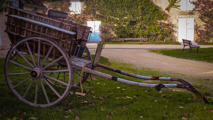 Ancienne carriole berrichonne du 19e siècle qui était tirée par un cheval - obrazy, fototapety, plakaty