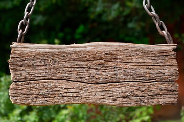 Tábua de madeira suspensa por correntes de metal. Placa de madeira envelhecida. Painel de madeira velha.
