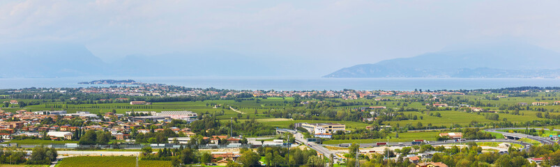 Fototapeta na wymiar Beautiful panoramic view of Lake Garda near San Martino della Battaglia, Brescia, Italy. 